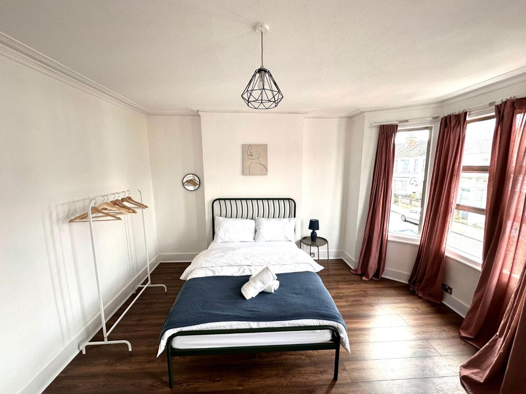 Charming, Renovated Residence In Willesden Green London Eksteriør billede