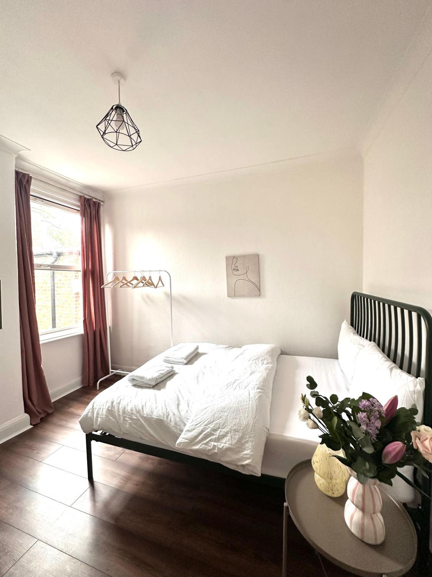 Charming, Renovated Residence In Willesden Green London Eksteriør billede